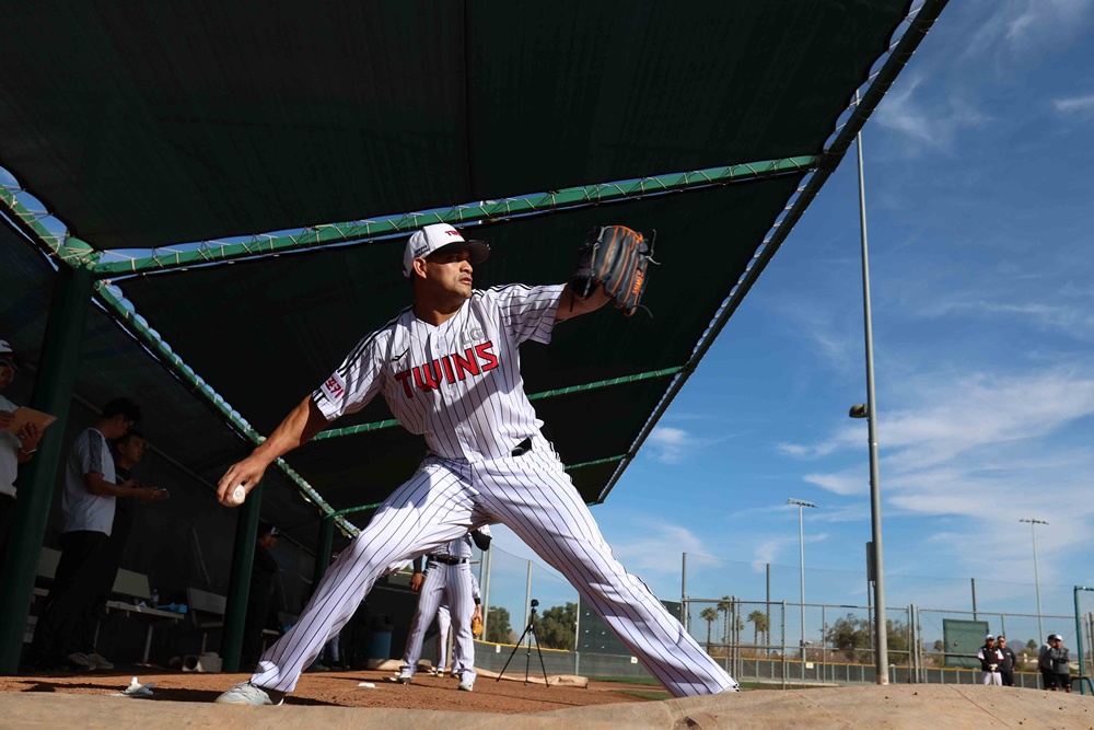 LG 투수 치리노스는 27일 KIA와 연습경기에서 첫 실전 등판한다. 다가올 2025시즌 1선발로서 많은 기대를 받고 있다. LG 트윈스