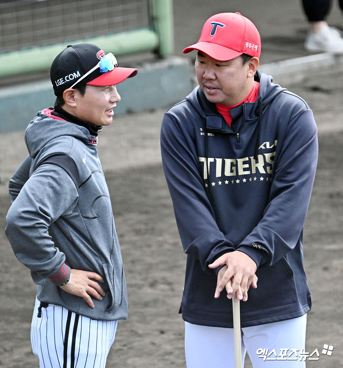 LG와 KIA의 맞대결이 27일 오키나와 킨스타디움에서 열린다. 경기 전 염경엽 LG 감독과 이범호 KIA 감독(왼쪽부터)이 만나 얘기를 나누고 있다. 일본, 오키나와 김한준 기자