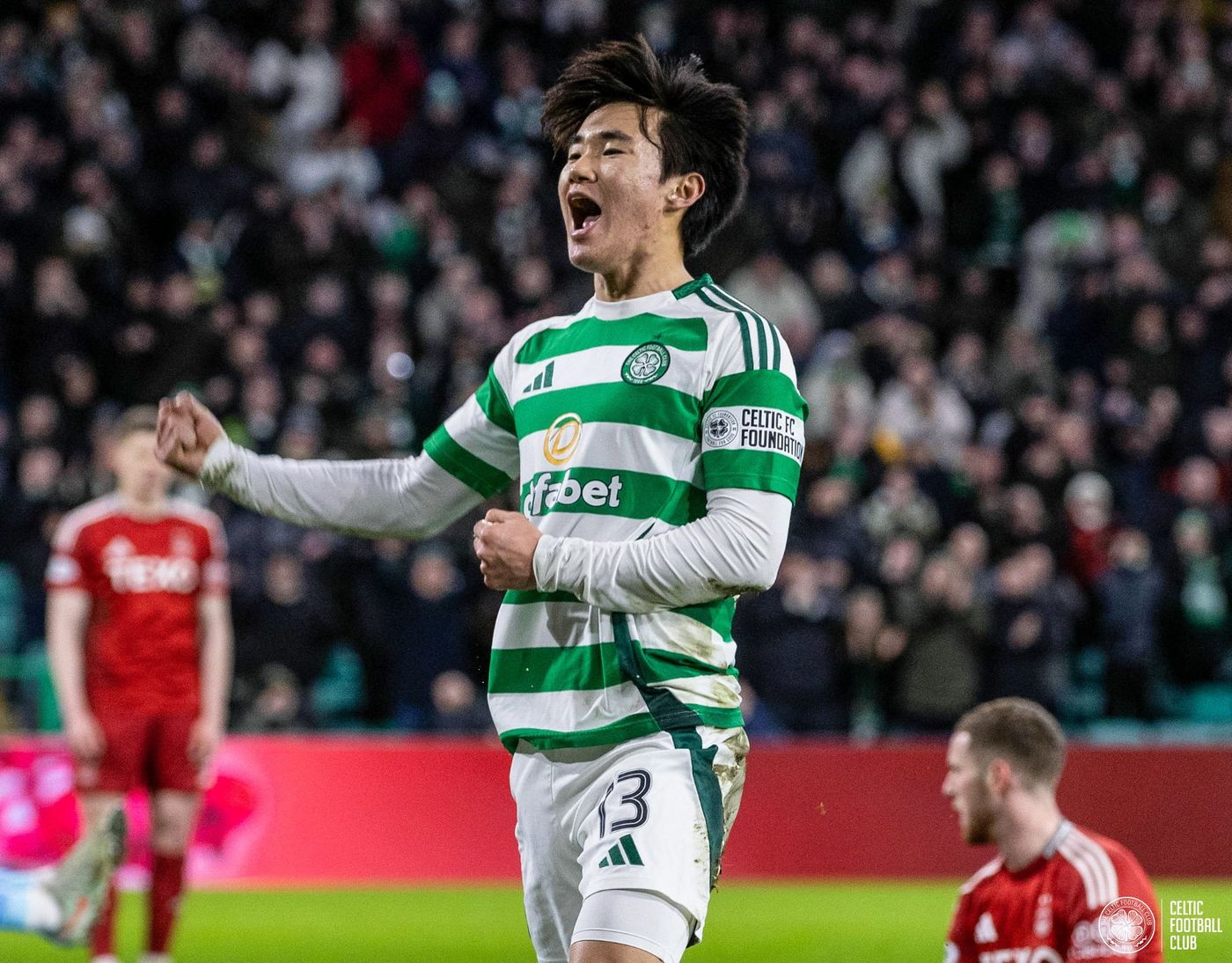 스코틀랜드의 셀틱 팬매체 '더셀틱스타'가 27일(한국시간) 양현준이 다음 시즌 셀틱의 뛰어난 스타가 될 수 있다고 보도했다. 양현준은 지난 26일 영국 스코틀랜드 글래스고에 있는 셀틱 파크에서 열린 에버딘과의 2024-2025시즌 프리미어십 퍼스트 스테이지 28라운드 홈 경기에 교체로 출전해 골을 터뜨리며 5-1 대승에 기여했다. 셀틱