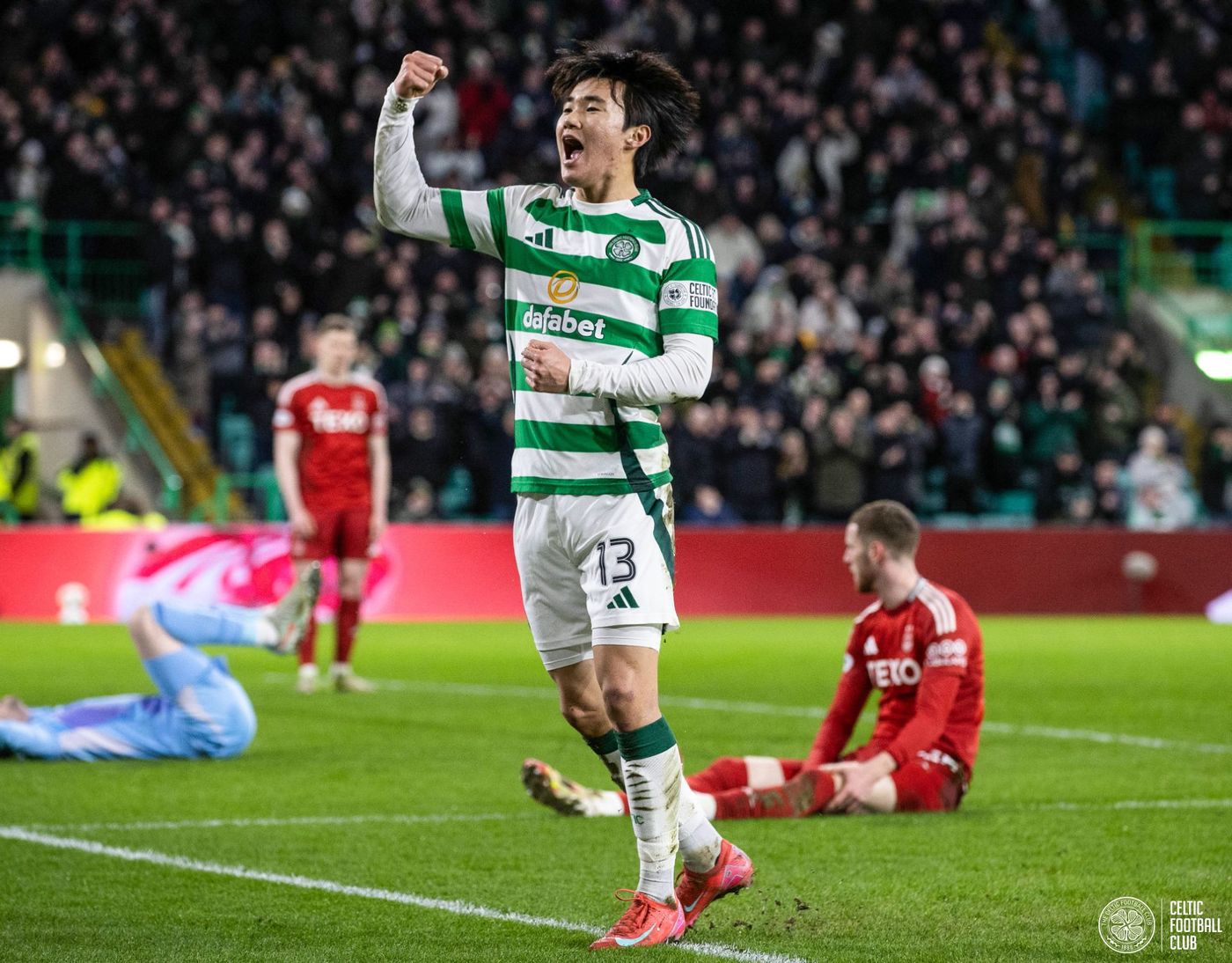 스코틀랜드의 셀틱 팬매체 '더셀틱스타'가 27일(한국시간) 양현준이 다음 시즌 셀틱의 뛰어난 스타가 될 수 있다고 보도했다. 양현준은 지난 26일 영국 스코틀랜드 글래스고에 있는 셀틱 파크에서 열린 에버딘과의 2024-2025시즌 프리미어십 퍼스트 스테이지 28라운드 홈 경기에 교체로 출전해 골을 터뜨리며 5-1 대승에 기여했다. 셀틱