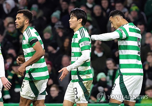 스코틀랜드의 셀틱 팬매체 '더셀틱스타'가 27일(한국시간) 양현준이 다음 시즌 셀틱의 뛰어난 스타가 될 수 있다고 보도했다. 양현준은 지난 26일 영국 스코틀랜드 글래스고에 있는 셀틱 파크에서 열린 에버딘과의 2024-2025시즌 프리미어십 퍼스트 스테이지 28라운드 홈 경기에 교체로 출전해 골을 터뜨리며 5-1 대승에 기여했다. 연합뉴스