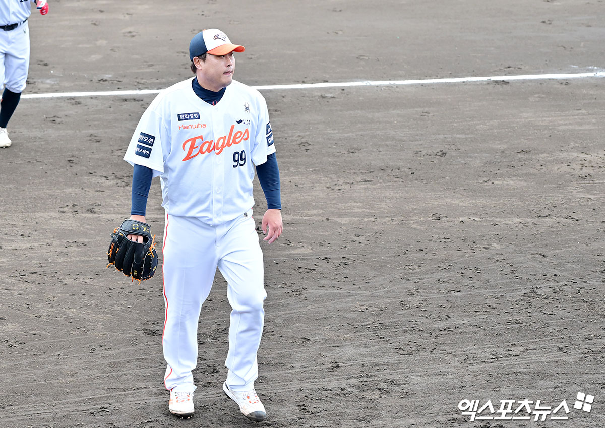 26일 오후 일본 오키나와 고친다 구장에서 열린 KT 위즈와 한화 이글스의 연습경기, 2회초 수비를 마친 한화 선발투수 류현진이 더그아웃으로 향하고 있다. 엑스포츠뉴스DB