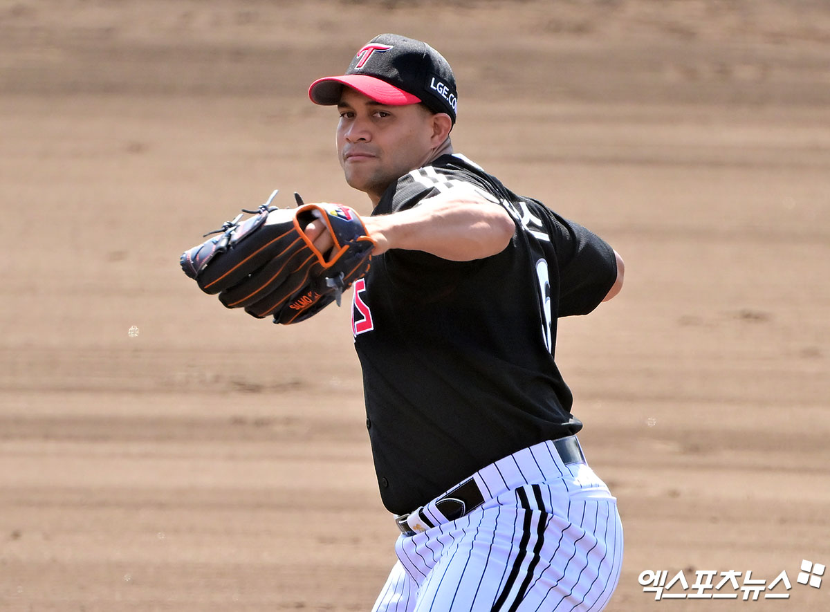 LG 투수 치리노스는 27일 오키나와 킨 스타디움에서 열린 KIA와 연습경기에 선발 등판했다. 2이닝 퍼펙트 투구로 산뜻한 시즌 출발을 알렸다. 오키나와, 김한준 기자