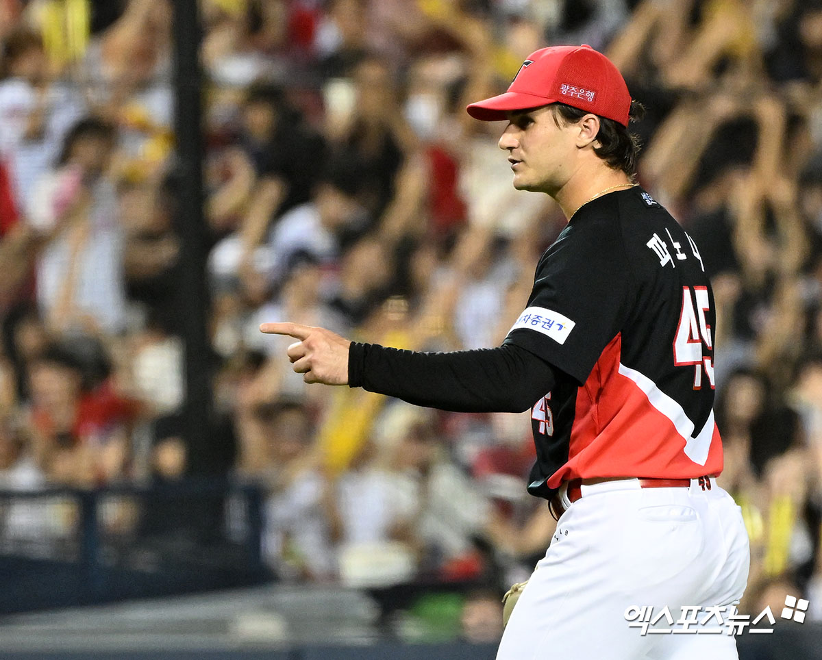 6일 오후 서울 송파구 잠실야구장에서 열린 '2023 신한은행 SOL KBO리그' KIA 타이거즈와 두산 베어스의 경기, 6회말 수비를 마친 KIA 선발투수 파노니가 더그아웃으로 향하고 있다. 엑스포츠뉴스 DB