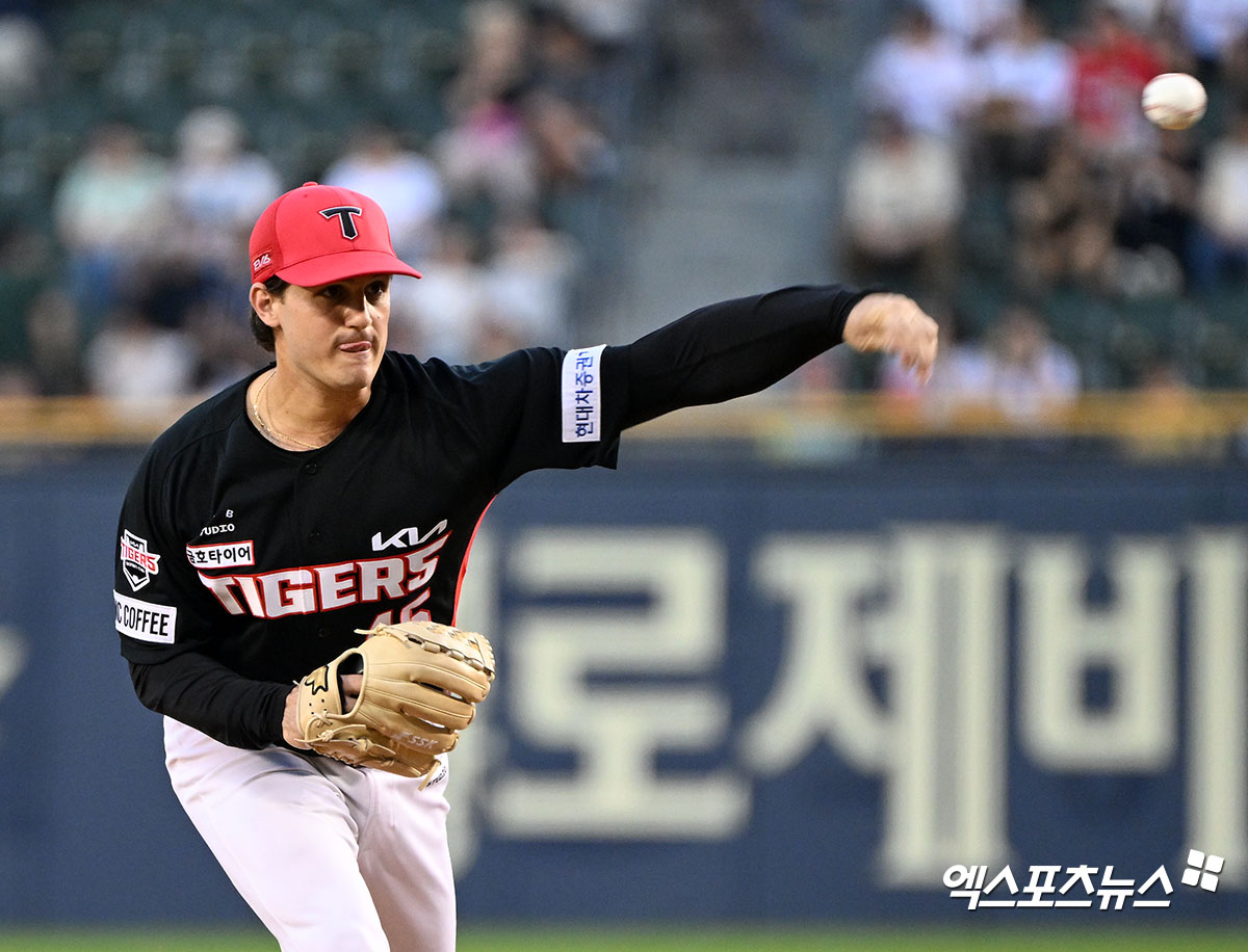 6일 오후 서울 송파구 잠실야구장에서 열린 '2023 신한은행 SOL KBO리그' KIA 타이거즈와 두산 베어스의 경기, 1회말 KIA 선발투수 파노니가 공을 힘차게 던지고 있다. 엑스포츠뉴스 DB