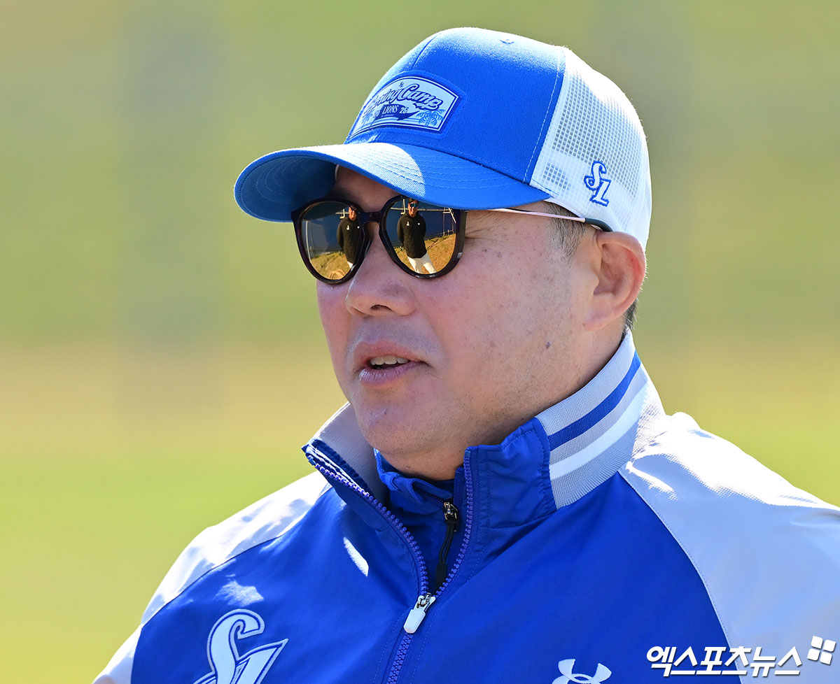 삼성 라이온즈 박진만 감독이 일본 오키나와 스프링캠프에서 연습경기를 준비하고 있다. 일본 오키나와, 김한준 기자