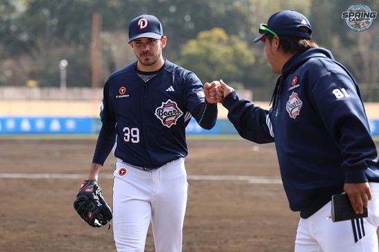 두산 베어스 외국인 투수 잭 로그가 27일 소프트뱅크전에 선발 등판해 3이닝 무실점 퍼펙트 피칭을 펼쳤다. 두산 베어스