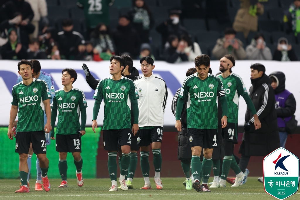 전북이 27일 공식 채널을 통해 다가오는 3월 6일 오후 7시 예정된 시드니FC(호주)와의 아시아축구연맹(AFC) 챔피언스리그 2(ACLT) 8강 1차전 홈구장이 전주월드컵경기장에서 용인미르 스타디움으로 변경됐다고 알렸다. 한국프로축구연맹
