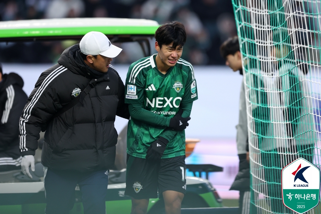 전북이 27일 공식 채널을 통해 다가오는 3월 6일 오후 7시 예정된 시드니FC(호주)와의 아시아축구연맹(AFC) 챔피언스리그 2(ACLT) 8강 1차전 홈구장이 전주월드컵경기장에서 용인미르 스타디움으로 변경됐다고 알렸다. 한국프로축구연맹