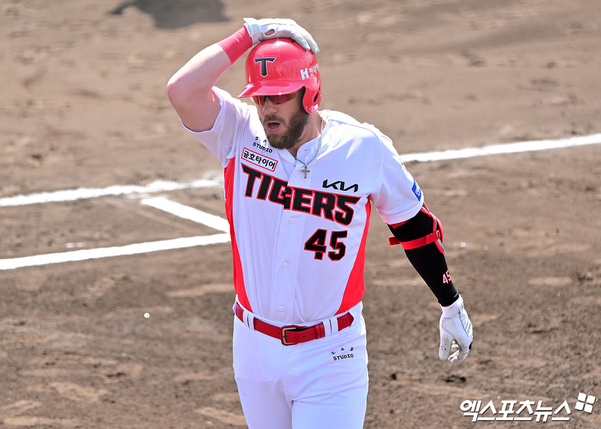 KIA 타이거즈 새 외국인 타자 패트릭 위즈덤이 27일 일본 오키나와의 킨 타운 베이스볼 스타디움에서 열린 LG 트윈스와 연습경기에 4번타자 겸 1루수로 선발출전, 2타수 무안타를 기록했다. 사진 김한준 기자