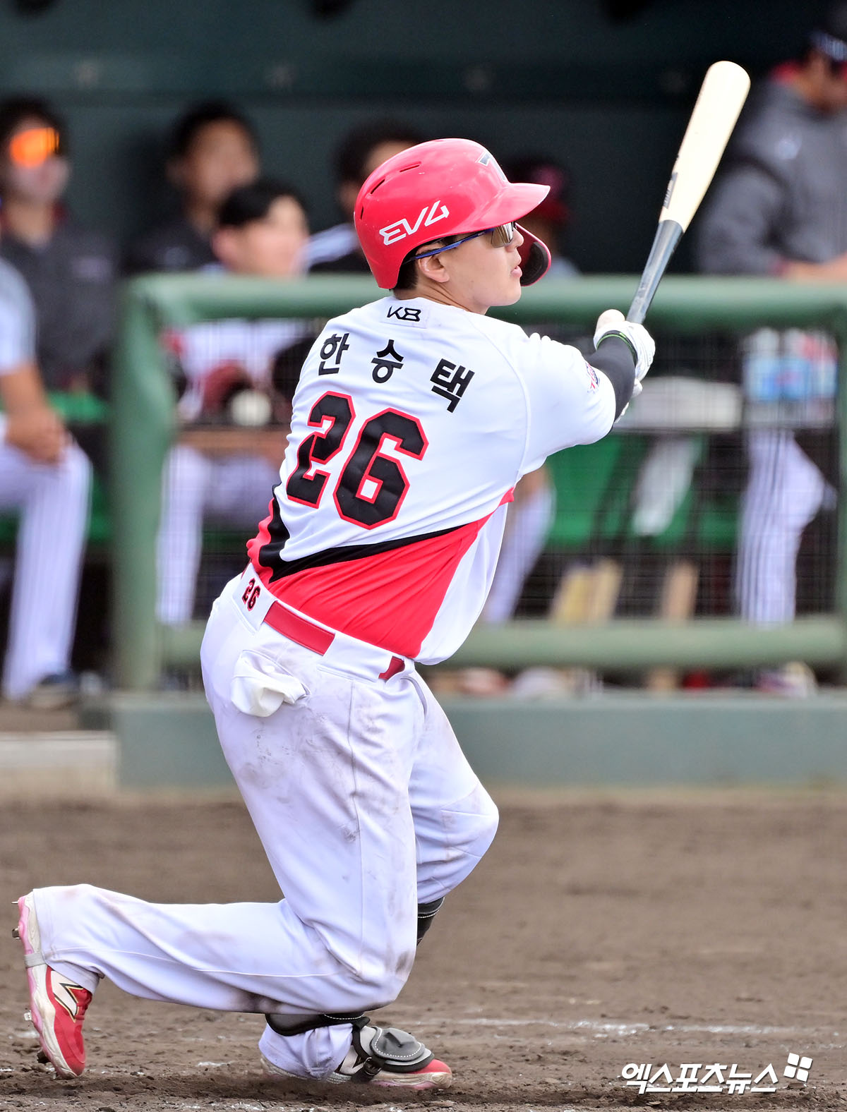 KIA 타이거즈 포수 한승택이 27일 일본 오키나와의 킨 타운 베이스볼 스타디움에서 열린 LG 트윈스와의 연습경기에서 5회말 선제 1타점 적시타를 때려냈다. 사진 김한준 기자