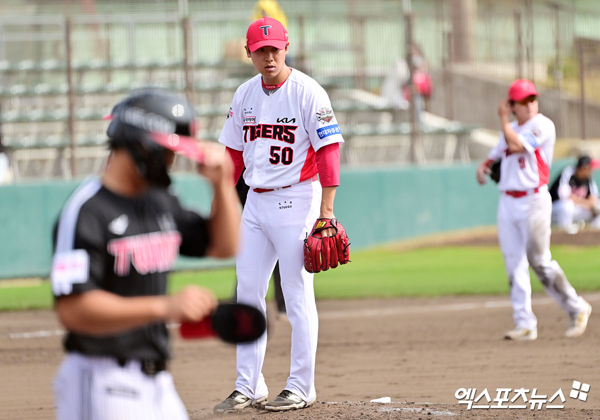 KIA 타이거즈 투수 유승철이 27일 일본 오키나와의 킨 타운 베이스볼 스타디움에서 열린 LG 트윈스와의 연습경기에서 7회초 밀어내기 볼넷으로 실점하고 있는 모습. 사진 김한준 기자