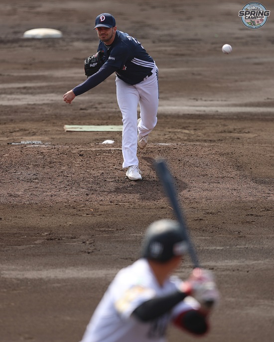 두산 베어스가 27일 구춘대회 소프트뱅크전에서 영봉패를 당했다. 두산 선발 투수 잭 로그는 3이닝 퍼펙트 피칭을 기록했다. 두산 베어스