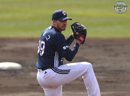 두산 베어스가 27일 구춘대회 소프트뱅크전에서 영봉패를 당했다. 두산 선발 투수 잭 로그는 3이닝 퍼펙트 피칭을 기록했다. 두산 베어스