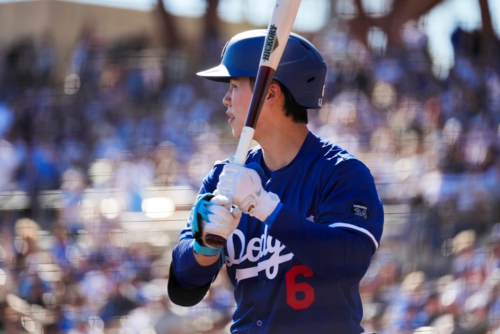 LA 다저스 내야수 김혜성이 미국프로야구 메이저리그 시범경기에서 12타수 1안타로 부진에 시달리는 가운데, 일본 현지에서도 김혜성의 행보를 주목하고 있다. 복수의 일본 매체는 김혜성의 시범경기 성적을 전하면서 김혜성의 개막 로스터 진입 여부가 불확실해진 점을 강조했다. AP 연합뉴스