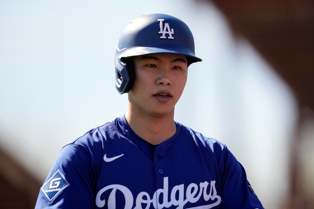 LA 다저스 내야수 김혜성이 미국프로야구 메이저리그 시범경기에서 12타수 1안타로 부진에 시달리는 가운데, 일본 현지에서도 김혜성의 행보를 주목하고 있다. 복수의 일본 매체는 김혜성의 시범경기 성적을 전하면서 김혜성의 개막 로스터 진입 여부가 불확실해진 점을 강조했다. AP 연합뉴스