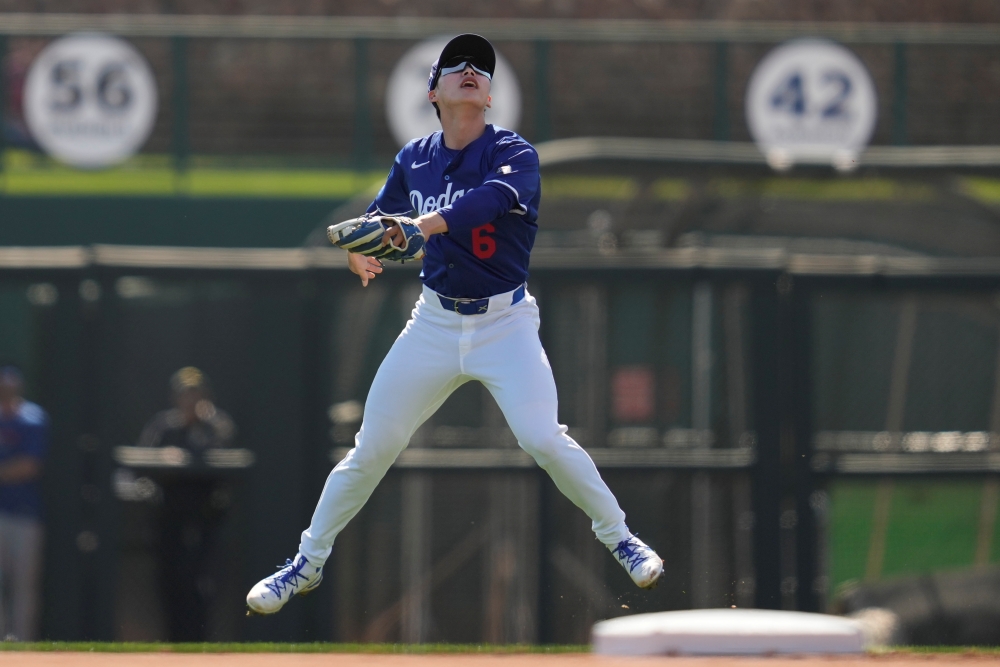 LA 다저스 내야수 김혜성이 미국프로야구 메이저리그 시범경기에서 12타수 1안타로 부진에 시달리는 가운데, 일본 현지에서도 김혜성의 행보를 주목하고 있다. 복수의 일본 매체는 김혜성의 시범경기 성적을 전하면서 김혜성의 개막 로스터 진입 여부가 불확실해진 점을 강조했다. AP 연합뉴스