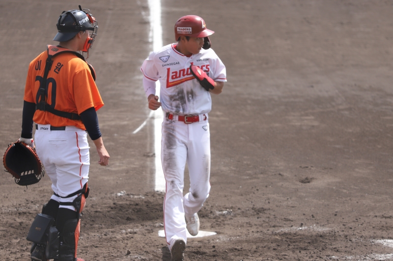 SSG 랜더스는 27일 일본 오키나와 고친다구장에서 열린 한화 이글스와의 연습경기에서 7-0 완승을 거뒀다. 박지환이 득점을 하고 있다. SSG 랜더스