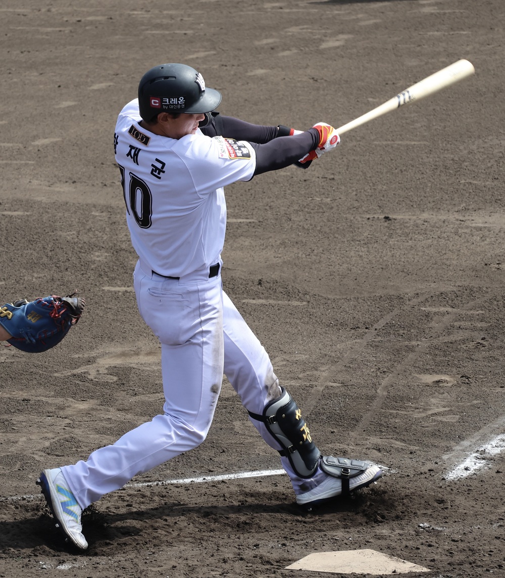KT 위즈 황재균이 27일 일본 오키나와 온나손의 아카마 구장에서 열린 스프링캠프 연습경기 삼성 라이온즈전에 출전해 타격하고 있다. KT 위즈