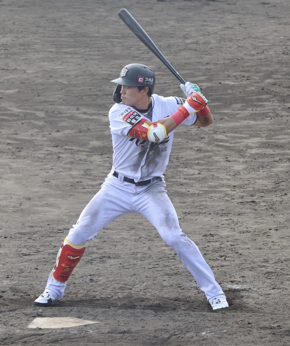 KT 위즈 천성호가 27일 일본 오키나와 온나손의 아카마 구장에서 열린 스프링캠프 연습경기 삼성 라이온즈전에 출전해 타격하고 있다. KT 위즈
