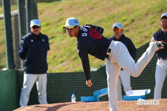 롯데 자이언츠 신인 투수 김태현이 27일 오릭스전에서 첫 실전 등판에 나서 1이닝 1탈삼진 1볼넷 무실점을 기록했다. 롯데 자이언츠