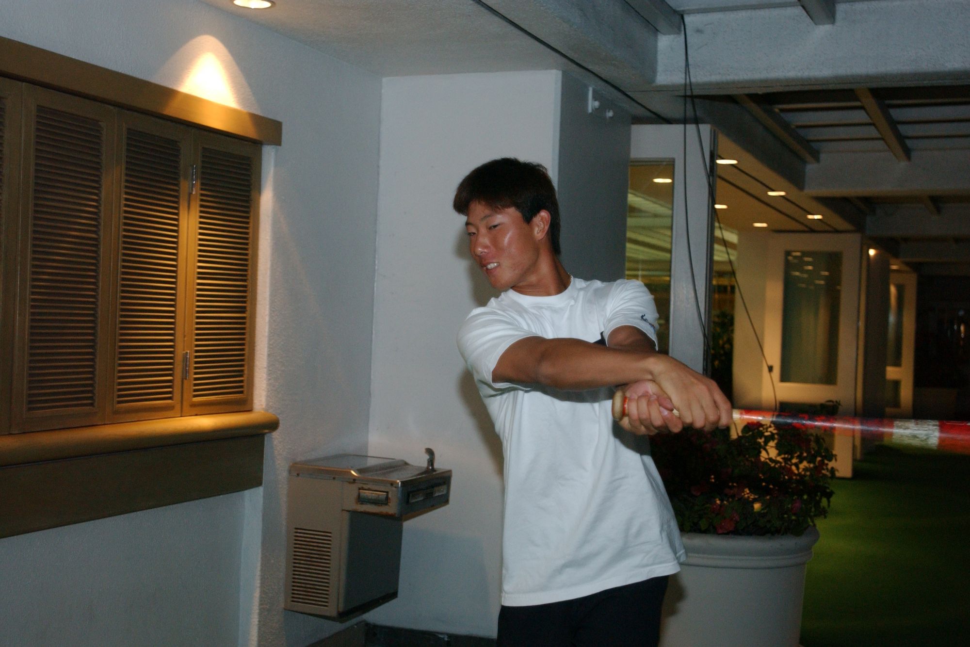 과거 두산 베어스에 몸 담았던 고영민이 스프링캠프 야간 훈련을 소화하던 장면. 두산 베어스