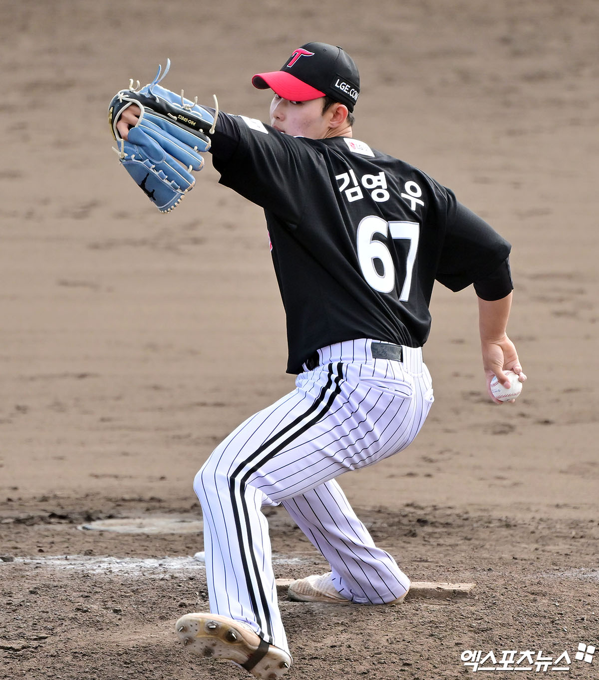 LG 투수 김영우는 27일 오키나와 킨 스타디움에서 열린 KIA와 연습경기에 구원 등판했다. 최고 154㎞ 강속구를 앞세워 1이닝 무실점 세이브를 기록했다. 오키나와, 김한준 기자