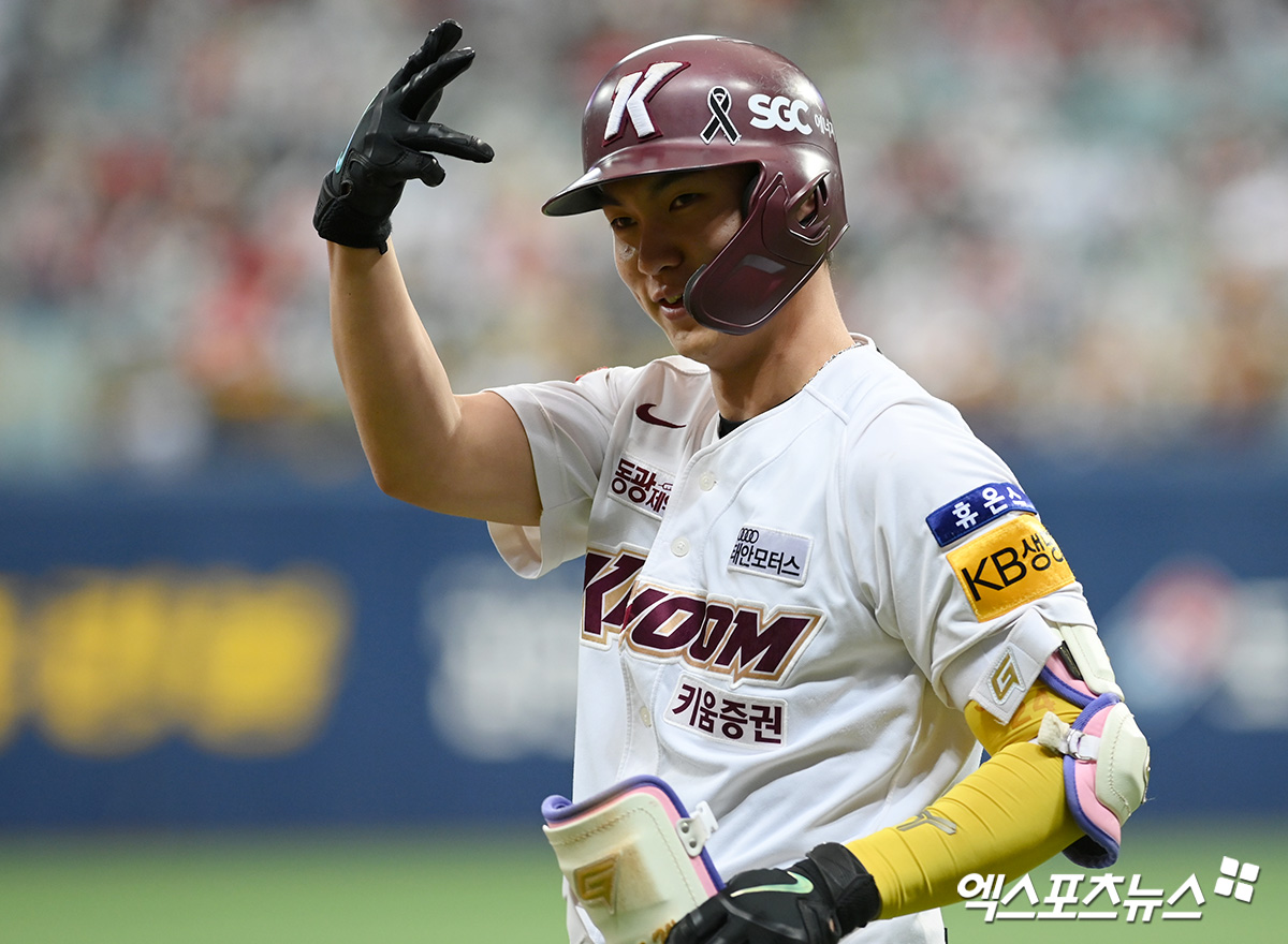 5일 오후 서울 구로구 고척스카이돔에서 열린 '2022 신한은행 SOL KBO리그 포스트시즌' 한국시리즈 4차전 SSG 랜더스와 키움 히어로즈의 경기, 2회말 1사 1,3루 키움 신준우가 기습 번트로 타점을 올린 뒤 세리머니를 하고 있다. 엑스포츠뉴스 DB