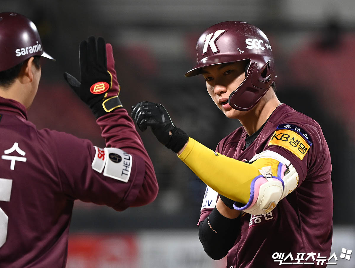 19일 오후 수원케이티위즈파크에서 열린 '2022 신한은행 SOL KBO리그 포스트시즌' 준플레이오프 3차전 키움 히어로즈와 KT 위즈의 경기, 2회초 1사 키움 신준우가 안타를 때려내고 있다. 엑스포츠뉴스 DB