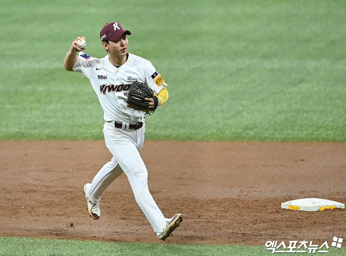 5일 오후 서울 구로구 고척스카이돔에서 열린 '2022 신한은행 SOL KBO리그 포스트시즌' 한국시리즈 4차전 SSG 랜더스와 키움 히어로즈의 경기, 3회초 2사 키움 유격수 신준우가 SSG 최지훈의 내야 땅볼 타구를 잡아 1루로 송구하고 있다. 엑스포츠뉴스 DB