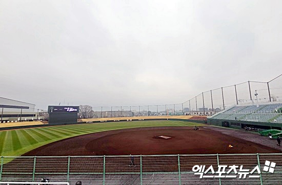 롯데 자이언츠와 지바롯데 마린스가 28일 미야코노죠 야구장에서 교류전을 치른다. 미야자키, 김근한 기자