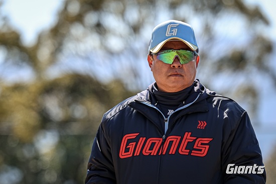 롯데 자이언츠 김태형 감독이 28일 지바롯데와 교류전에 임한다. 롯데 자이언츠
