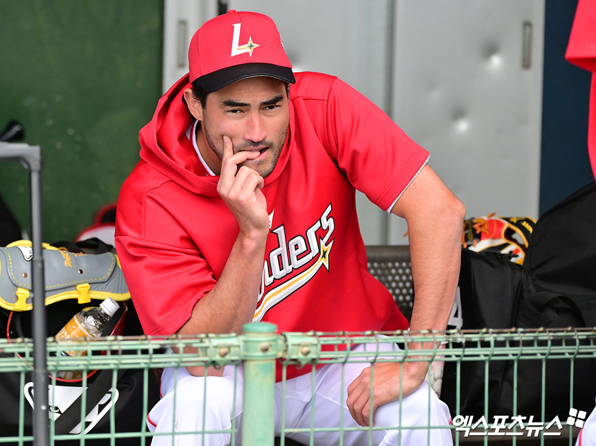 SSG 랜더스 선발투수 미치 화이트가 일본 오키나와 스프링캠프에서 훈련 후 휴식을 취하고 있다. 화이트는 햄스트링 부상으로 28일 조기 귀국하게 됐다. 일본 오키나와, 김한준 기자​