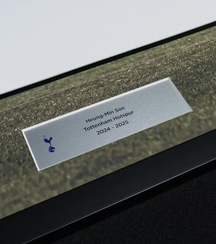 손흥민 소속팀인 잉글리시 프리미어리그 토트넘 홋스퍼가 간판 스타 손흥민의 사인이 들어간 유니폼을 최고 117만원에 팔아 논란이 되고 있다. 손흥민이 유니폼에 자신의 사인이 들어간 것을 내다 파는 리셀러들을 질색하는 것 모르냐는 반응이 나온다. 하지만 '구단에서 정당하게 취득한 초상권을 행사하는 것 아니냐'는 반론도 나온다. 토트넘 홋스퍼