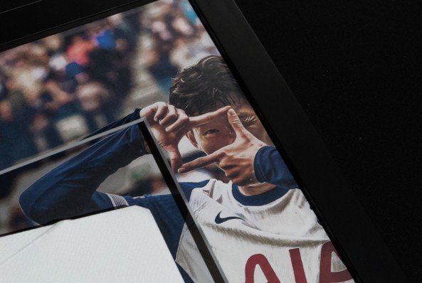 손흥민 소속팀인 잉글리시 프리미어리그 토트넘 홋스퍼가 간판 스타 손흥민의 사인이 들어간 유니폼을 최고 117만원에 팔아 논란이 되고 있다. 손흥민이 유니폼에 자신의 사인이 들어간 것을 내다 파는 리셀러들을 질색하는 것 모르냐는 반응이 나온다. 하지만 '구단에서 정당하게 취득한 초상권을 행사하는 것 아니냐'는 반론도 나온다. 토트넘 홋스퍼