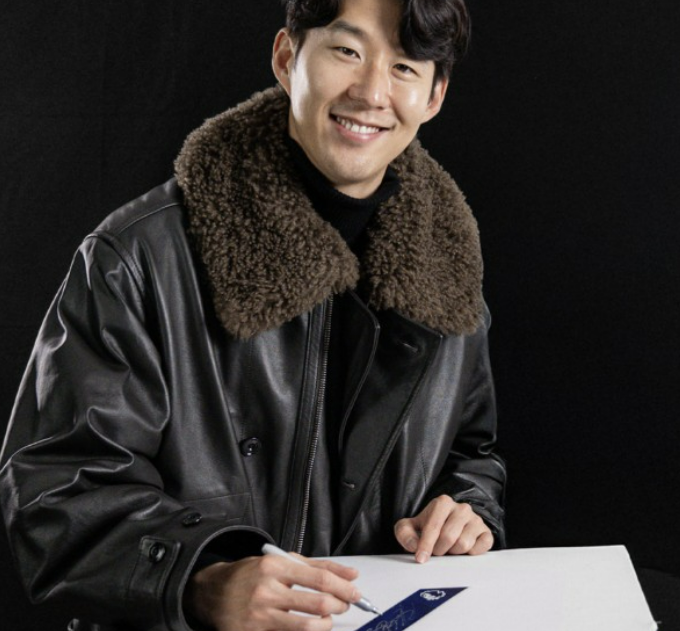 손흥민 소속팀인 잉글리시 프리미어리그 토트넘 홋스퍼가 간판 스타 손흥민의 사인이 들어간 지난 시즌 유니폼을 최고 117만원에 팔아 논란이 되고 있다. 손흥민이 유니폼에 자신의 사인이 들어간 것을 내다 파는 리셀러들을 질색하는 것 모르냐는 반응이 나온다. 하지만 '구단에서 정당하게 취득한 초상권을 행사하는 것 아니냐'는 반론도 나온다. 토트넘 홋스퍼