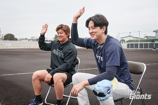 롯데 자이언츠와 지바롯데 마린스 대표 투수인 김원중과 스즈키 쇼타가 합동 인터뷰 영상을 찍고 있다. 롯데 자이언츠