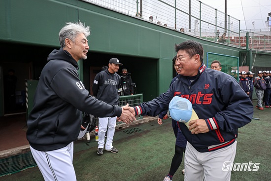 롯데 자이언츠 김태형 감독과 지바롯데 마린스 요시이 마사토 감독이 교류전을 앞두고 악수를 나누고 있다. 롯데 자이언츠