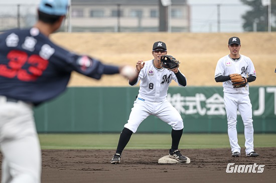 롯데 자이언츠와 지바롯데 마린스 선수단이 교류전을 앞두고 합동 필딩 훈련을 소화하고 있다. 롯데 자이언츠