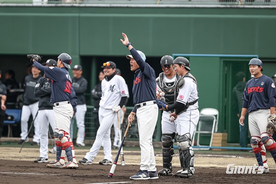 롯데 자이언츠와 지바롯데 마린스 선수단이 교류전을 앞두고 합동 필딩 훈련을 소화하고 있다. 롯데 자이언츠