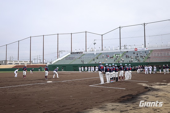 롯데 자이언츠와 지바롯데 마린스 선수단이 교류전을 앞두고 합동 필딩 훈련을 소화하고 있다. 롯데 자이언츠