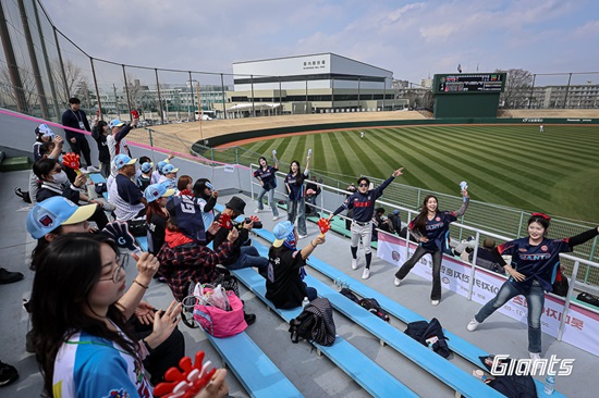 롯데 자이언츠 팬들이 지바롯데와 교류전 현장을 찾아 단체 응원에 나섰다. 롯데 자이언츠