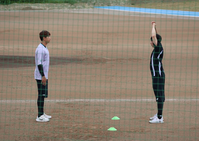 왼쪽부터 KT 위즈 투수 김민수와 오원석. KT 위즈