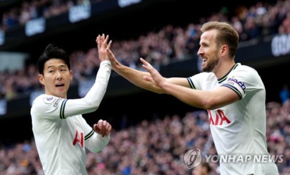 독일 바이에른 뮌헨 등 몇몇 구단이 손흥민 영입을 검토하는 것으로 알려진 가운데 현 소속팀인 토트넘은 손흥민과의 재계약 협상에 난항을 겪고 있다. 손흥민이 토트넘 잔류를 거부하고 있다는 얘기다. 영국 유력지 '더 타임즈'는 지난달 27일 