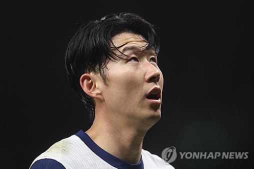 독일 바이에른 뮌헨 등 몇몇 구단이 손흥민 영입을 검토하는 것으로 알려진 가운데 현 소속팀인 토트넘은 손흥민과의 재계약 협상에 난항을 겪고 있다. 손흥민이 토트넘 잔류를 거부하고 있다는 얘기다. 영국 유력지 '더 타임즈'는 지난달 27일 