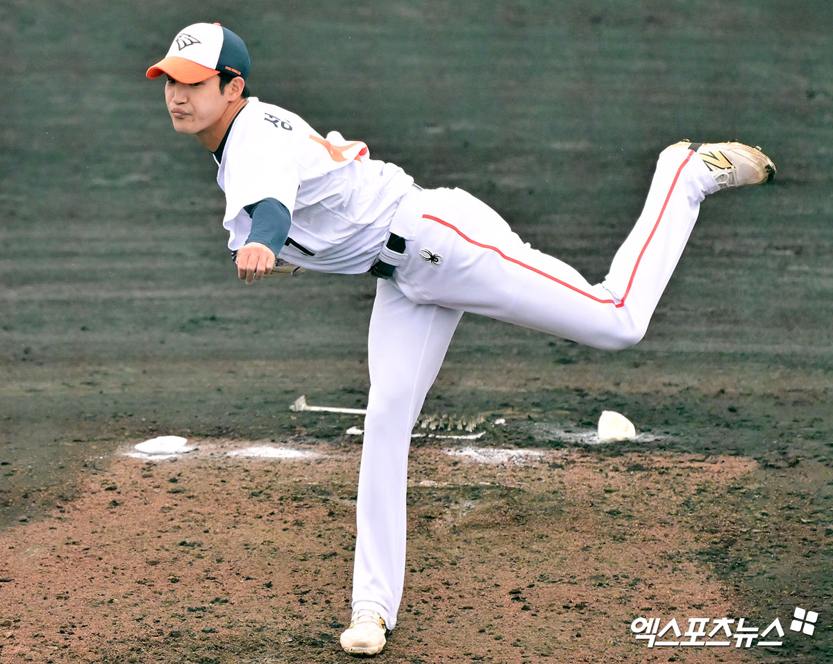 26일 오후 일본 오키나와 고친다 구장에서 열린 KT 위즈와 한화 이글스의 연습경기, 3회초 한화 성지훈이 공을 힘차게 던지고 있다. 엑스포츠뉴스DB