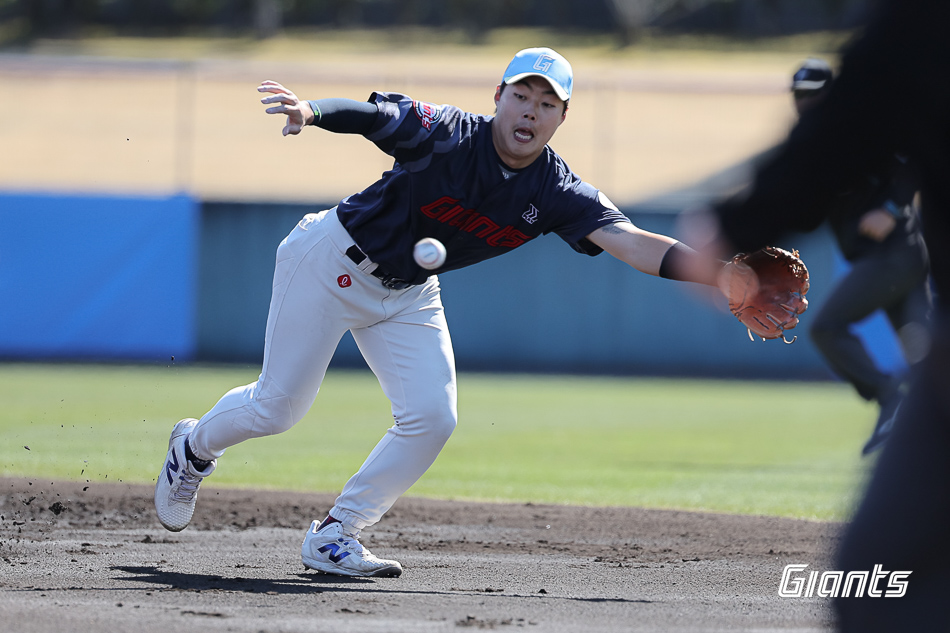 롯데 자이언츠 내야수 고승민이 일본 미야자키 스프링캠프 연습 경기에 임하고 있다. 롯데 자이언츠