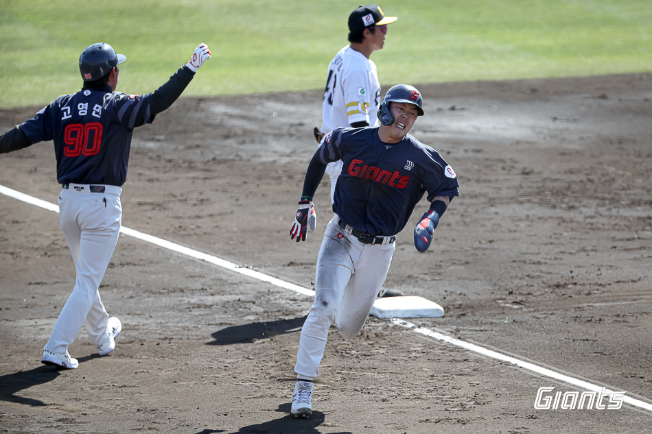 롯데 자이언츠 내야수 고승민이 일본 미야자키 스프링캠프 연습 경기에 임하고 있다. 롯데 자이언츠