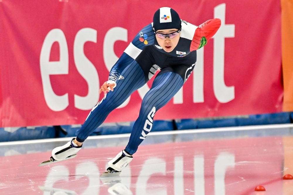 한국 스피드스케이팅 여자 단거리 간판 김민선이 1일 네덜란드 헤이렌베인에서 열린 2024-2025 국제빙상경기연맹 스피드스케이팅 월드컵 6차대회 여자 500m 1차 레이스에서 37초65의 기록으로 은메달을 차지했다. EPA 연합뉴스