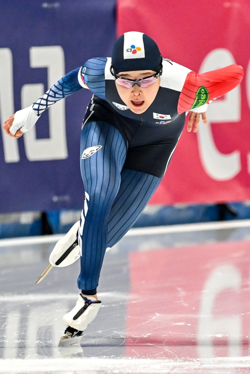 한국 스피드스케이팅 여자 단거리 간판 김민선이 1일 네덜란드 헤이렌베인에서 열린 2024-2025 국제빙상경기연맹 스피드스케이팅 월드컵 6차대회 여자 500m 1차 레이스에서 37초65의 기록으로 은메달을 차지했다. EPA 연합뉴스